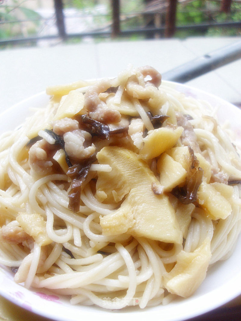 Fried Noodles with Mushrooms, Bamboo Shoots and Pork recipe