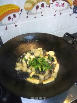 Boiled Black-boiled Chicken with Radish Tofu recipe