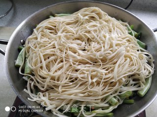 Steamed Noodles with Beans and Garlic Moss recipe