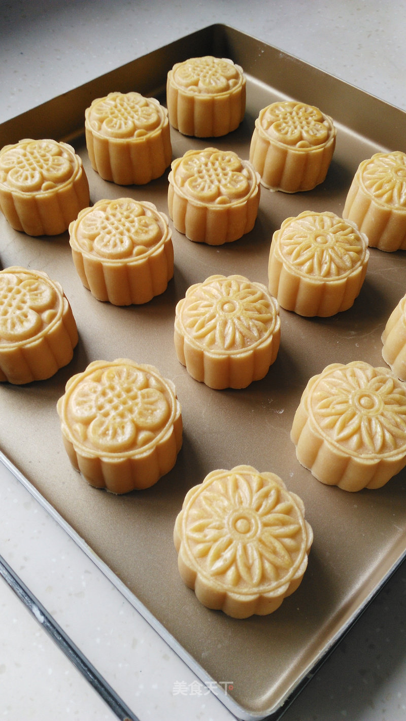 Cheese and Mung Bean Paste Mooncakes