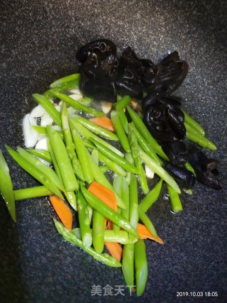 Stir-fried Lily with Asparagus and Fungus recipe