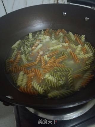 Stir-fried Pasta with Spicy Carrots and Ham recipe