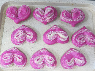 Pink Girl Heart [pitaya Coconut Heart-shaped Bread] recipe