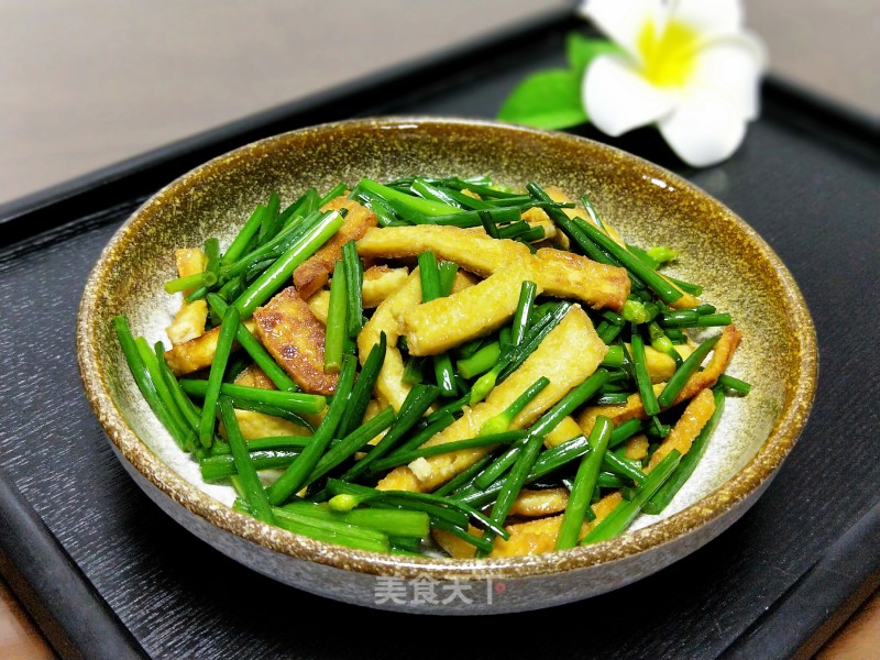 Stir-fried Dried Tofu with Leek and Moss recipe