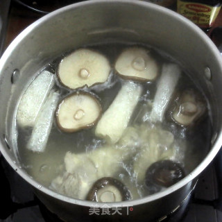 "mushroom" Power "food"-mushrooms, Chicken Legs, Bamboo Fungus Soup recipe
