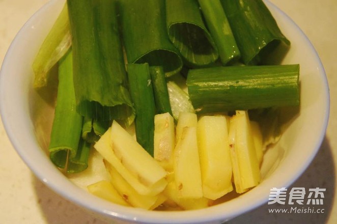 Fried Yangcheng Lake Hairy Crabs with Green Onion and Ginger recipe