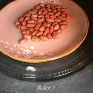 Peanuts Mixed with Peacock Pine recipe