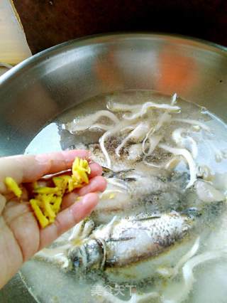Fresh Oyster Mushroom and Crucian Carp Soup recipe