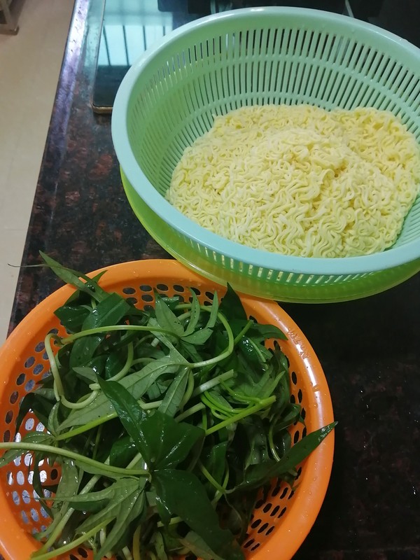 Xiaobai Makes Food~~sweet Potato Leaf Fried Noodles recipe