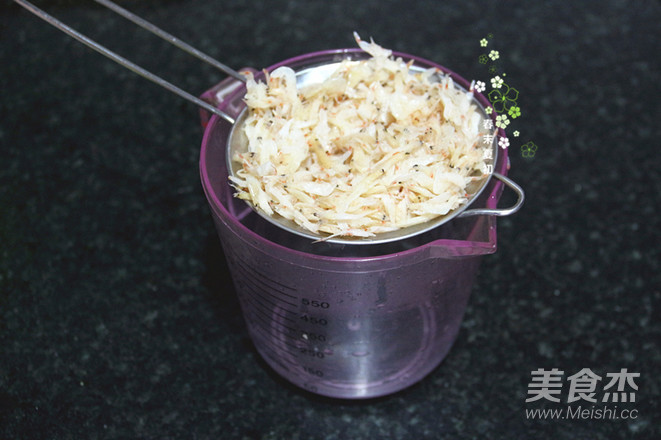 Sauerkraut Shrimp Skin and Garlic Leaves recipe