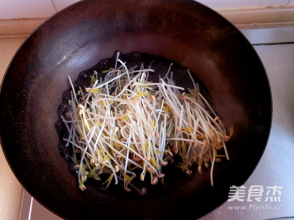 Squid Shredded Silver Bud in Hot Pot recipe