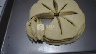 Dried Egg Yolk Fruit Flower-shaped Bread recipe