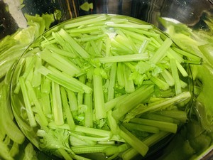 Celery Stir-fried Pork for Three Bowls of Rice recipe