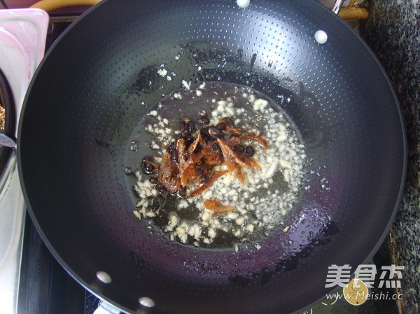 Stir-fried Bitter Gourd with Dace in Black Bean Sauce recipe