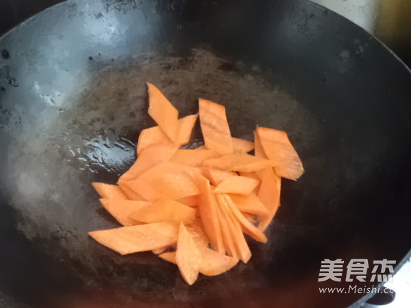 Stir-fried Carrots with Braised Seeds recipe