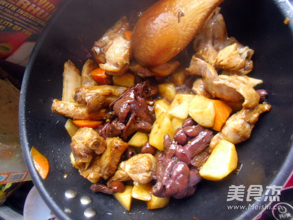 Stewed Potatoes with Red Mushroom Ribs recipe