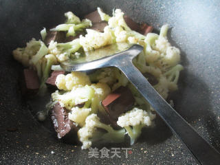 Stir-fried Cauliflower with Duck Blood recipe