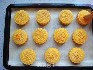 Cantonese-style Lotus Paste and Egg Yolk Mooncakes recipe