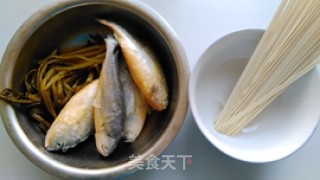 Yellow Fish Noodles with Pickled Vegetables recipe