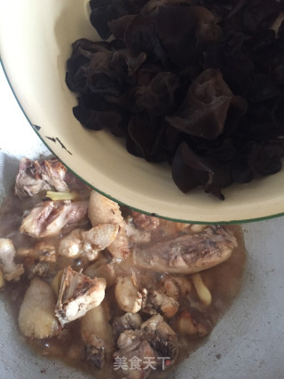 Braised Chicken with Black Fungus recipe
