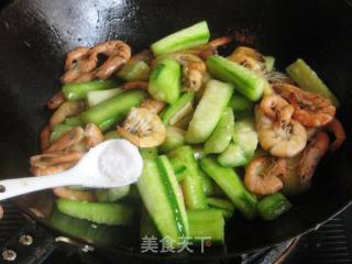 Stir-fried Shrimp with Loofah recipe