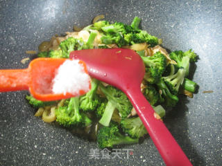 Stir-fried Broccoli with Duck Eggs and Shredded Mustard recipe