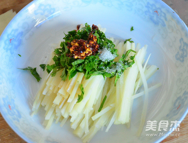 Sichuan Pepper Sprouts Mixed with Bamboo Shoots recipe