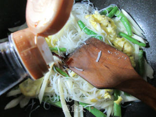 Stir-fried Rice Noodles with Duck Eggs, Plum Beans and Wild Rice recipe