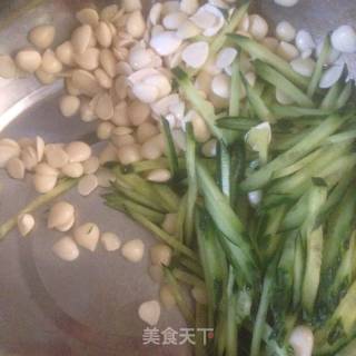 Enoki Mushroom Mixed with Almonds recipe