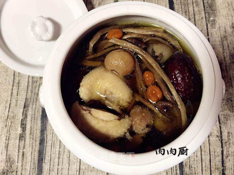 Laoguang Autumn and Winter Healthy Soup of Tea Tree Mushroom Stewed Chicken#肉肉厨 recipe