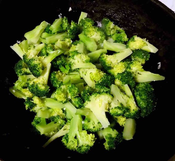 Stir-fried Baby Intestines with Garlic Broccoli recipe