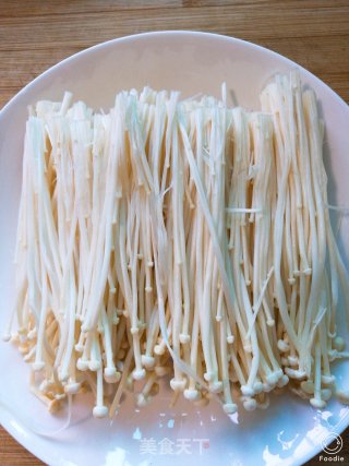 A Delicious Vegetarian "pickled Pepper Vermicelli Steamed Golden Needle Roll" recipe