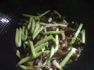 Stir-fried Black Fungus with Asparagus in Oyster Sauce recipe