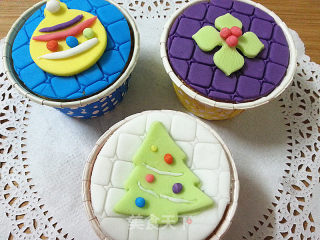 Make Christmas Fondant Cakes with Your Kids recipe