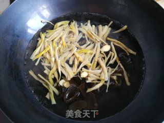 Fungus Yellow Flower Oyster Soup recipe