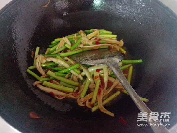 Stir-fried Seafood Mushroom with Garlic Moss recipe