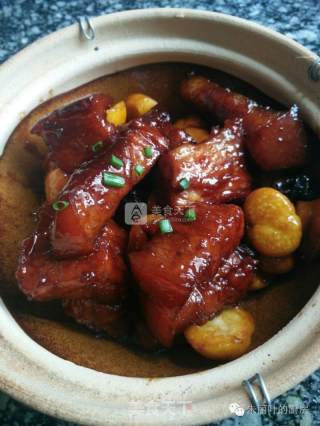 A Pot of Savory Chestnut Roast Pork recipe