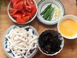 A Must-have Vegetarian Dish in Summer, Stir-fried White Mushrooms with Tomatoes and Eggs recipe