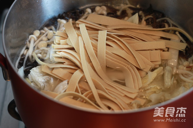 Enoki Mushroom and Seaweed Soup recipe