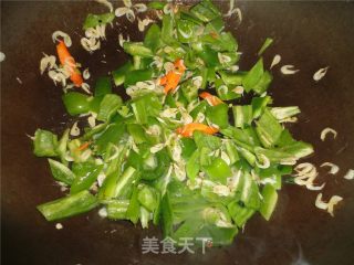 Stir-fried Green Peppers with Shrimp Skins recipe