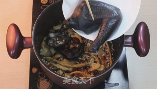 Guangdong Old Fire Soup-danggui Codonopsis Black Chicken Soup recipe