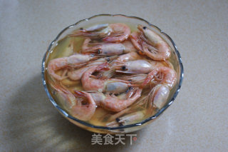 Four Processes of Simmering, Deep-frying and Frying to Create A European Cup of Finger-sucking Snacks-finger-sucking Arctic Shrimp with Tea recipe