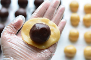 Cantonese Bean Paste Egg Yolk Mooncake recipe