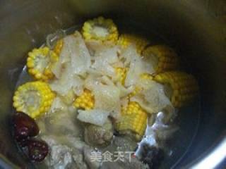 Stewed Pork Ribs with Corn Loofah recipe