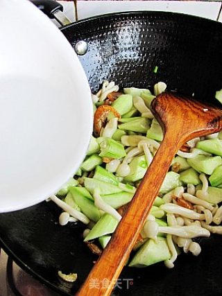 Braised Loofah with Dried Shrimp and White Mushroom recipe