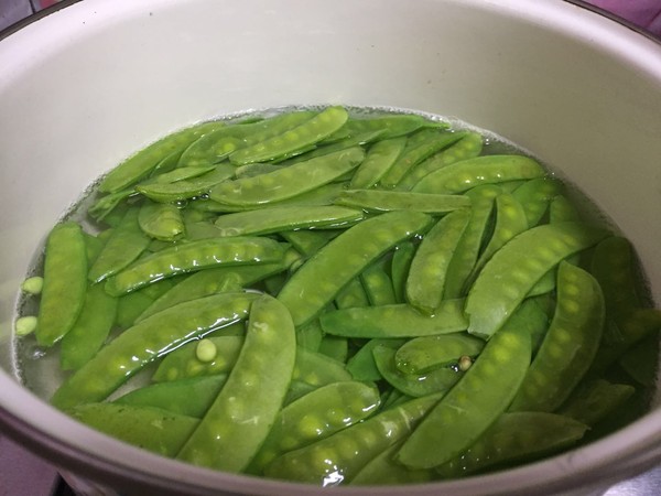 Fried Sausage with Snow Peas recipe