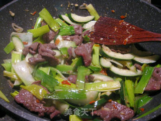 Stir-fried Beef with Cucumber Garlic Leaves recipe