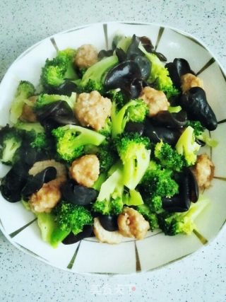 Fried Broccoli with Chicken Meatballs recipe