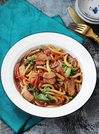 Stir-fried Udon Noodles with Bacon and Black Pepper