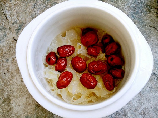 White Fungus and Lotus Seed Soup recipe